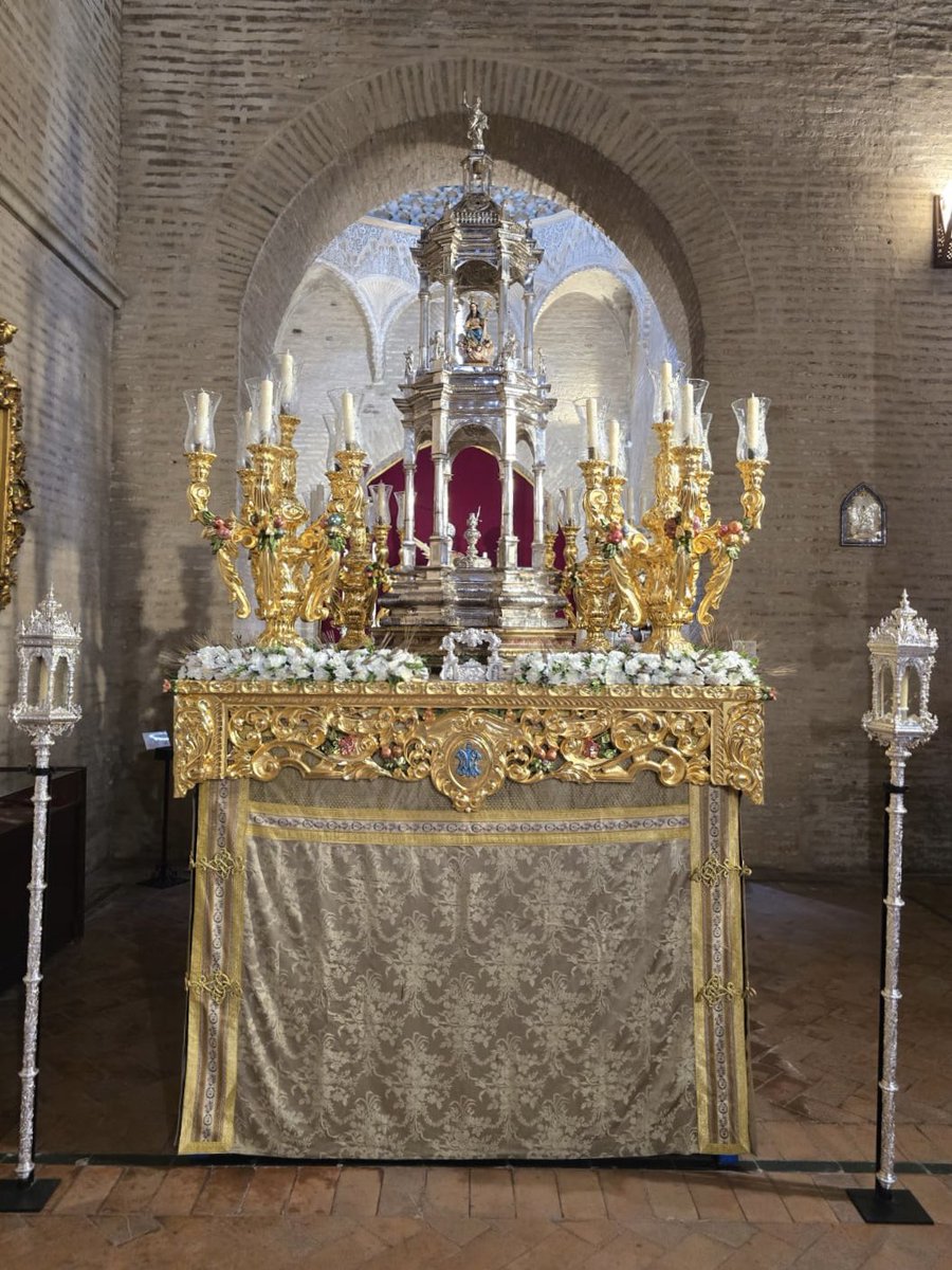 Todo preparado para la Procesión Eucarística de mañana domingo, los pasos están adornados con claveles blancos y espigas. Mañana, la Eucaristía comenzará a las 10 horas (no se celebrará la misa de 12:30 horas en Santa Marina) y la procesión entrará sobre las 12:45 horas.