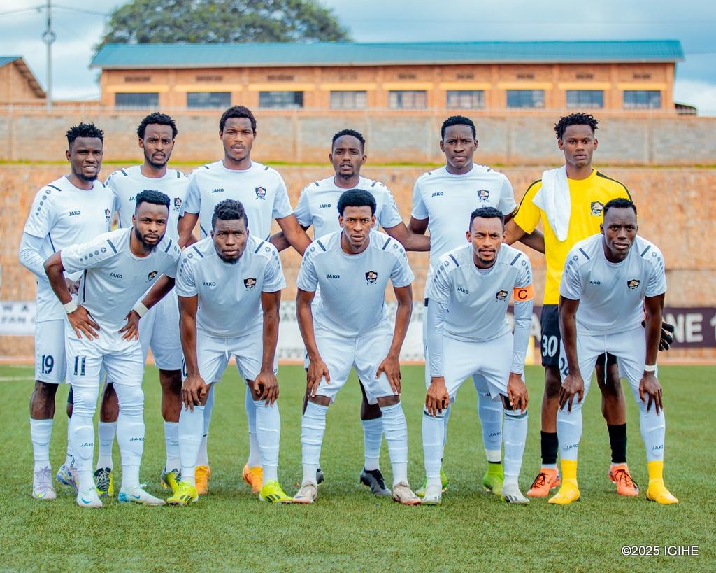 🚨 AMAKURU MASHYA 🚨 

APR FC yegukanye Igikombe cya Shampiyona ya 2024-25, nyuma yo gutsinda Muhazi United igitego 1-0 mu mukino w'umunsi wa 29. Ikipe y'ingabo irusha Rayon Sports amanota 4 mu gihe habura umukino umwe. 

Rayon Sports yo yanganyije na Vision FC Ubusa ku busa.