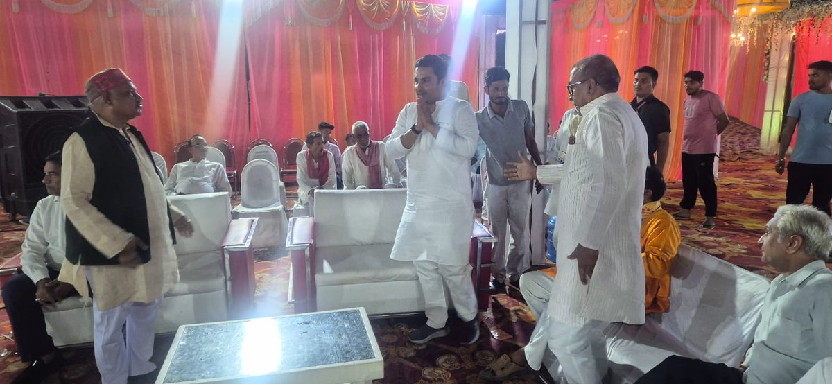 त्यौंथर विधानसभा के ग्राम गोडा में श्री शिवलोचन शुक्ला जी की सुपुत्री के शुभ विवाह में सम्मिलित होकर परिजनों को आयोजन की बधाई दी।

#Sidhharth_Tiwari_Raj #Teonther