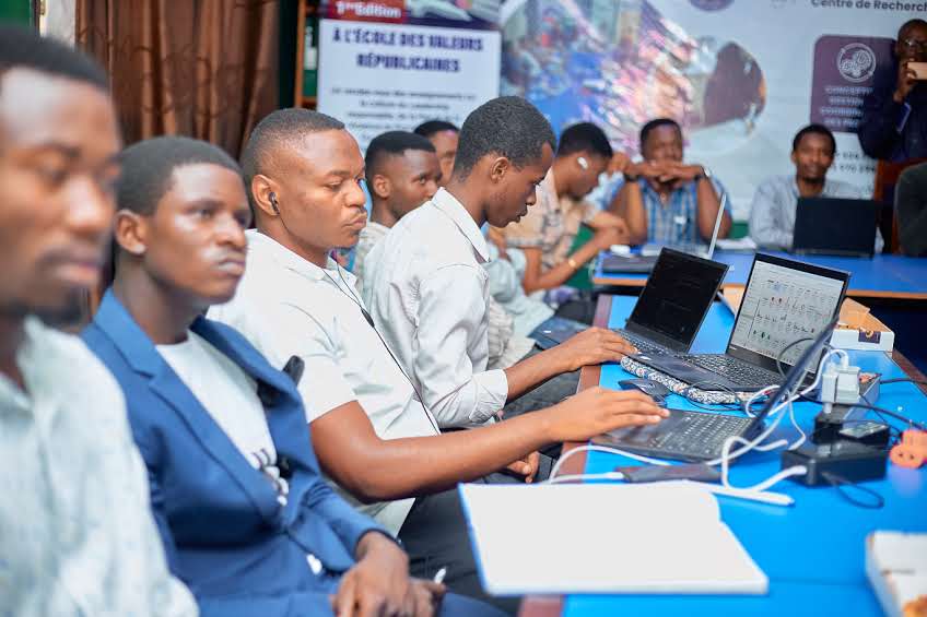 r_tchimera's tweet photo. Ce 22 mai, j’ai eu le plaisir d’animer une activité Pizza Day avec le club @UbuntuBitcoin ! Un moment d’échanges passionnants entre étudiants autour de l’histoire du Bitcoin et de son avenir en Afrique. #PizzaDay #Bitcoin #UbuntuBitcoinClub https://t.co/W9IwGAhEXk