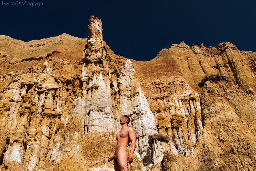 The sense of an extraterrestrial experience is heightened by a line of yellow lights twinkling on the horizon, like a lone settlement on a hostile planet.🪐