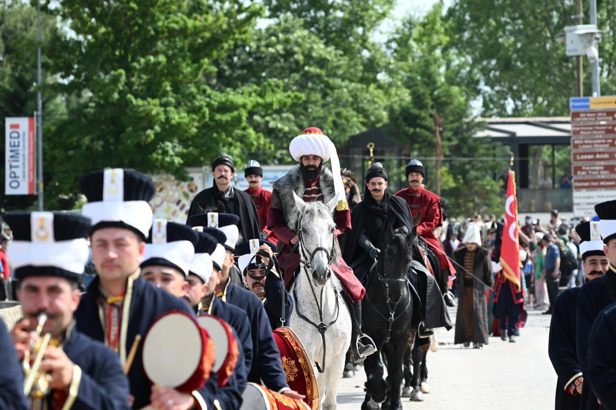 “İstanbul’un Fethi Edirne’den Başlar!” 🇹🇷

Semalarda ebediyen yankılanacak ezanların, çağ kapatıp çağ açan bir medeniyet yürüyüşünün ilk adımıydı bu…

Kutlu Fethin müjdesi, Edirne’den yükseldi; kararlılığın, inancın ve zaferin adı oldu!

Jandarma Genel Komutanlığımıza bağlı