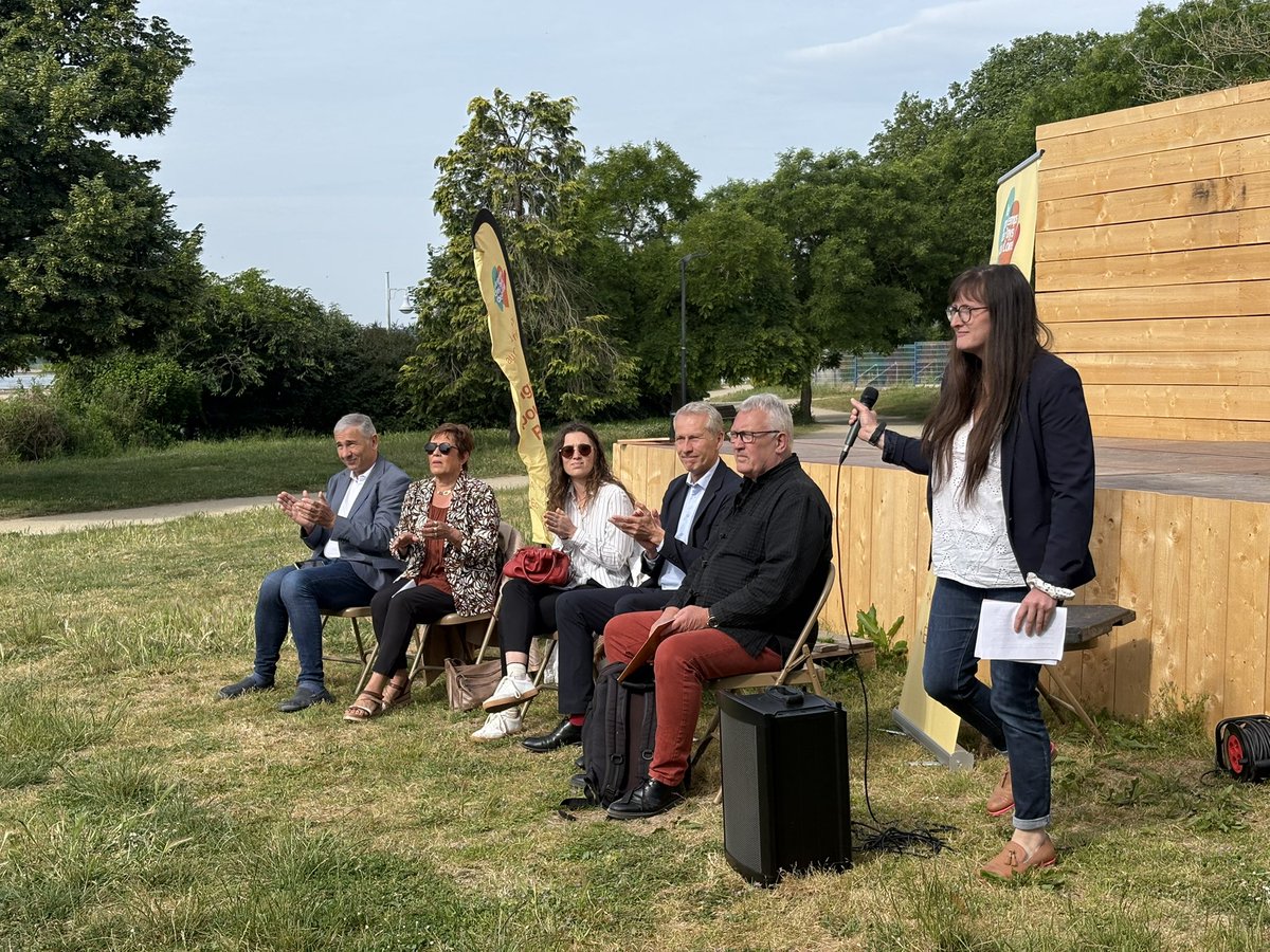 printempsPDL's tweet photo. ☀️🌸Très belle matinée du Printemps à Ancenis ! 

➡️ des échanges riches et concrets sur les conséquences des coupes budgétaires C. Morançais pour nos territoires  et sur les jeunes en particulier 

Au Conseil régional, sur le terrain, toujours mobilisés ! https://t.co/23zRuzUlLF