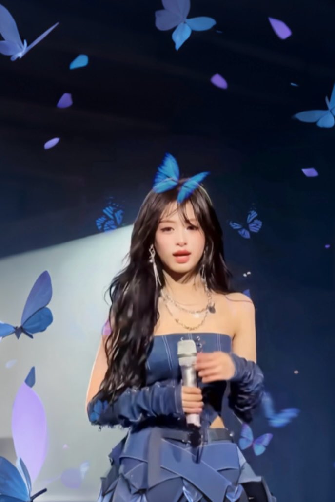 BlueCiello19's tweet photo. "You know, butterfly can't see the color of their wings. But us, human can see how beautiful they are. Likewise...

YOU MIGHT NOT THINK YOU ARE GOOD ENOUGH,BUT OTHERS CAN SEE HOW SPECIAL YOU ARE".

Your more than enough and you always do great🥰.

#AHYEON #아현 https://t.co/2e5BzBZA5G