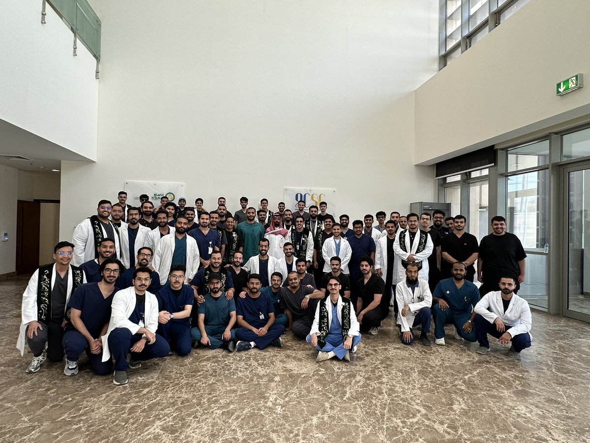 الحمد لله أولًا وآخرًا.
انتهت الرحلة، وكانت أيامًا جميلة لن تتكرر، وستظل محفورة في الذاكرة دائمًا.🎓👨‍🎓

وبفضل الله، ثم بدعم من من حولي، تشرفت بالتكريم من سعادة عميد الجامعة بأربع جوائز:
التميّز العلمي، التميّز البحثي، مرتبة الشرف، وشرف قيادة الدفعة.

و تشرفت بقيادة دفعتنا، وسعدت