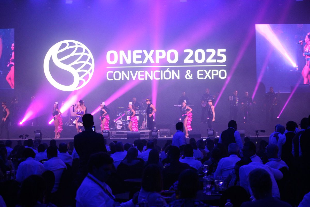 OnexpoNacional's tweet photo. Así se vivió el show de @PepeAguilar, donde empresarios, colaboradores y expositores del sector gasolinero disfrutaron de un espectáculo de primer nivel. La sorpresa de la noche: la talentosa Karenka, quien llenó el escenario de energía y entusiasmo en #OCE2025. https://t.co/mrlrfuhVWk