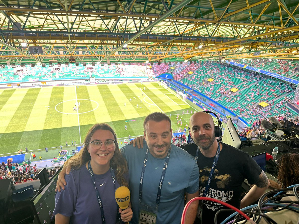 Carrusel Deportivo (@carrusel) on Twitter photo 🏆 #UWCLfinal EN DIRECTO‼
🏟 José Alvalade
⚽ #UWCL BARÇA - ARSENAL
🗣 Narra <a href="/santiovalle/">Santi Ovalle</a>
🎤 Inalámbrico <a href="/annapalet_/">Anna Palet</a>
🎙 Dirige <a href="/garridocarrusel/">Dani Garrido</a>
👥 y <a href="/Juligv_8/">Juli Garcia</a> <a href="/FerminSuarez03/">Fermín Suárez</a> <a href="/brunoalemany/">Bruno Alemany</a> <a href="/Jorgeescorial/">Jorge Escorial</a>
📣 #VARMan <a href="/itu_edu/">Eduardo Iturralde</a>
🔌 <a href="/Tecnnnico/">Roger Cuixart</a>
🔴LIVE youtube.com/live/SLL6F_LPb… 🏆 #UWCLfinal EN DIRECTO‼
🏟 José Alvalade
⚽ #UWCL BARÇA - ARSENAL
🗣 Narra <a href="/santiovalle/">Santi Ovalle</a>
🎤 Inalámbrico <a href="/annapalet_/">Anna Palet</a>
🎙 Dirige <a href="/garridocarrusel/">Dani Garrido</a>
👥 y <a href="/Juligv_8/">Juli Garcia</a> <a href="/FerminSuarez03/">Fermín Suárez</a> <a href="/brunoalemany/">Bruno Alemany</a> <a href="/Jorgeescorial/">Jorge Escorial</a>
📣 #VARMan <a href="/itu_edu/">Eduardo Iturralde</a>
🔌 <a href="/Tecnnnico/">Roger Cuixart</a>
🔴LIVE youtube.com/live/SLL6F_LPb…
