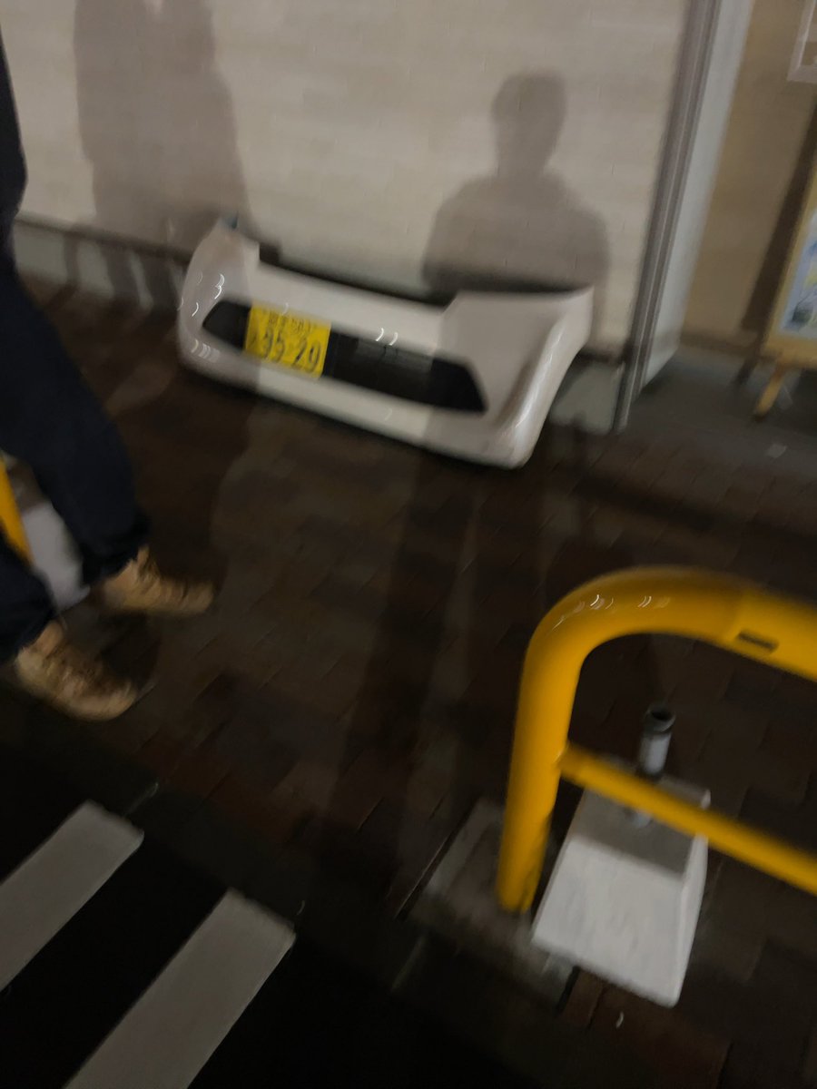 フロントバンパー落としたN-WGNの女性オーナーの方ー
警察には連絡済みですが、静止を振り切って行かないでくださーい
バンパー落としたと伝えに行っただけなのにー

#HONDA
#フロントバンパー
#落として行かないでー