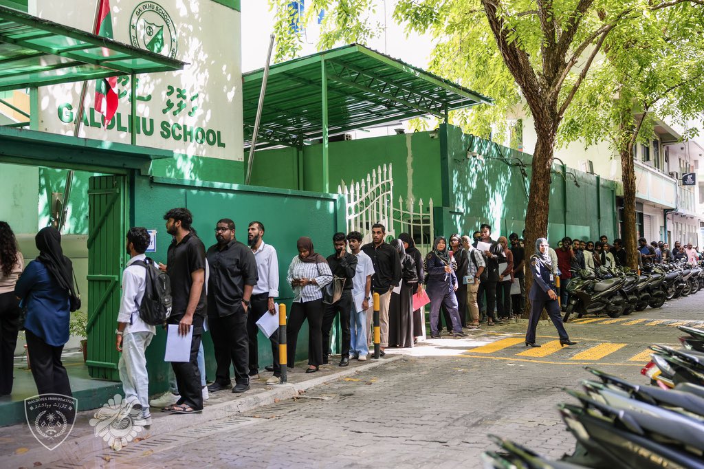 900 އެއްހާ މީހުން ކިއު ލައިނުގައި ޖެހި ކުރިމަތިލާން ގޮސް މިތިބީ 10،500 އެއްހާ މުސާރައިގެ ވަޒީފާއަކަށެވެ. ހުޅުވާލީ އެންމެ 50 ސްލޮޓަށެވެ.  

ކަރަޕްޝަނާއި ފަސާދައިން ފާވެފަ އޮތް މިގައުމުގައި، ސިޔާސީ މަގާމުތަކޭ ކިޔާ ކަމެއް ނުކޮށް މީގެ ތިން ހަތަރު  ގުނަ ބޮޑު މުސާރަ ނަގައިގެން