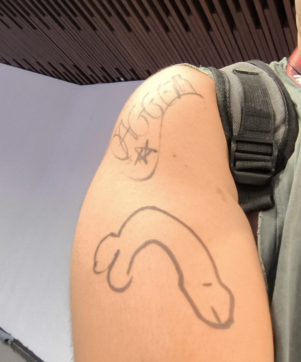 No tenía papel y le pedí que me firmase el brazo.

No vi la firma hasta que la acabó.