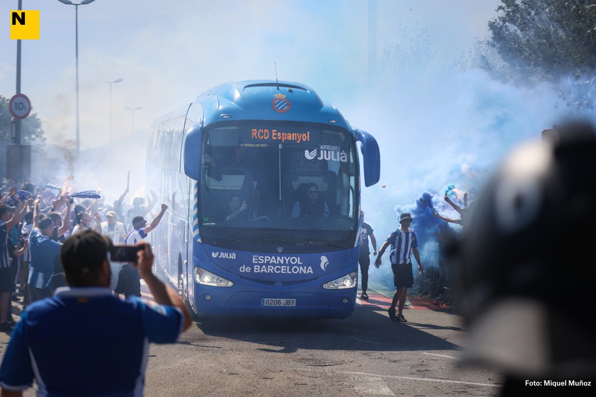 elnacionalcat's tweet photo. 🔴 Desplegament policial davant de l'RCDE Stadium en la prèvia del partit Espanyol - Las Palmas on els blanc-i-blaus es juguen la permanència o no a primera divisió

📸 @miquimm https://t.co/6ESRpTYLVW