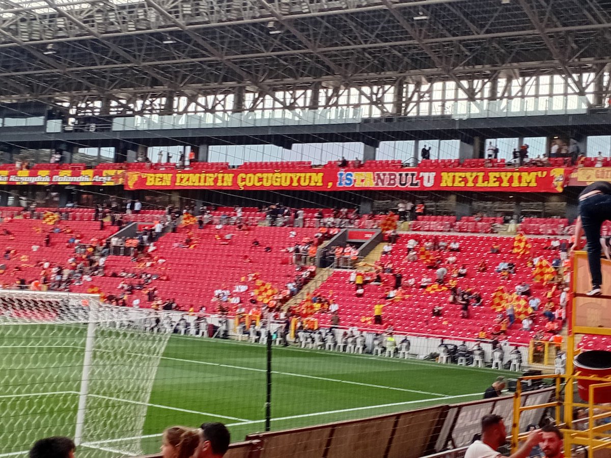 Neyleyim İstanbul'u izmirliyiz 
Gözgöz