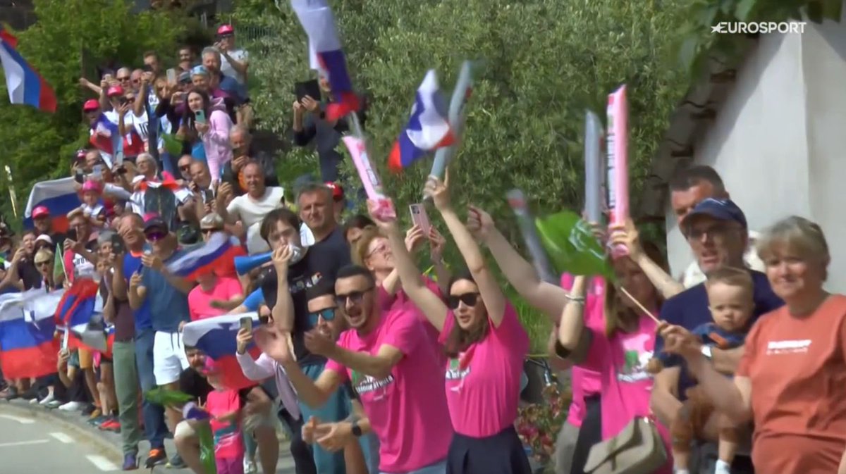 Cycling fever in #magliarosa 🩷 vibes created by 🇸🇮  fans💚 <a href="/giroditalia/">Giro d'Italia</a> 
Slovenia showed the passion for sport and #amoreinfinito for 🇸🇮 🚴: Primož Roglič <a href="/rogla/">Primož Roglič</a>, Jan Tratnik <a href="/JTratnik/">Jan Tratnik</a> and Matevž Govekar <a href="/MatevzGovekar/">Matevž Govekar</a> 💚

#ifeelsLOVEnia