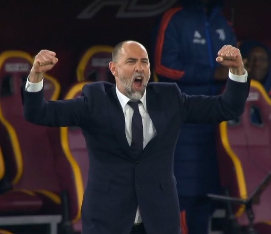 Ti sei dimezzato lo stipendio pur di rimanere con noi in B.
Hai accettato di fare da vice a Pirlo pur di tornare da noi.
E adesso hai accettato di prendere la squadra in una situazione disastrosa.

Tutto sempre per amore della Juve.

Comunque andrà, grazie Mister 🤍🖤