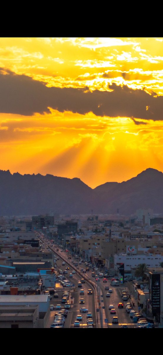 غروب الشمس ليس مجرد منظرٍ خلاب.. إنه جرس إنذار يُعلن نهاية يومٍ لن يعود! ☀️⏳  

قال تعالى:{وَهُوَ الَّذِي جَعَلَ اللَّيْلَ وَالنَّهَارَ خِلْفَةً لِّمَنْ أَرَادَ أَن يَذَّكَّرَ أَوْ أَرَادَ شُكُورًا} [الفرقان: ٦٢]

فكلما غابت الشمس، ذكّرتنا أن"فصلاً من كتاب العمر"*قد أُغلق، وأن