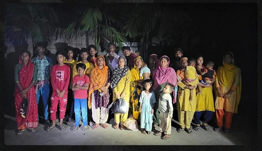 News coming in from #Bangladesh.

They were Bangladeshi Muslim infiltrators. They were living in different parts of Delhi. 

Today, they were sent back to Bangladesh. A total of 24 Bangladeshi Muslim infiltrators were sent back.