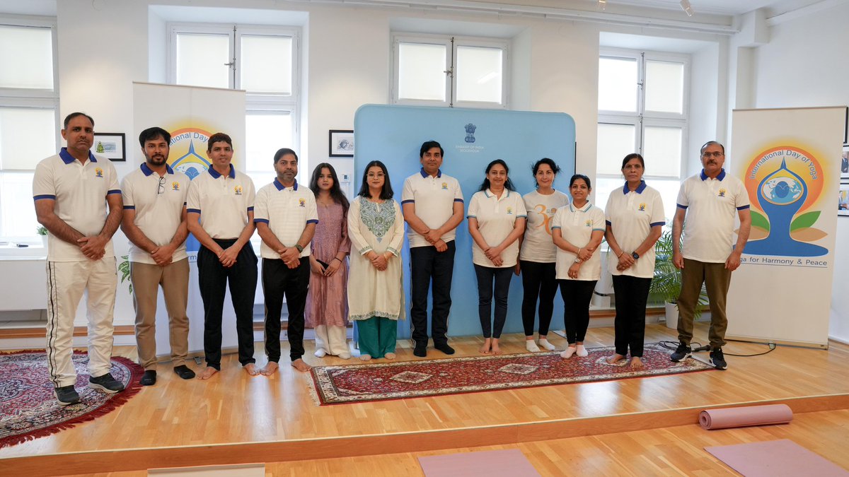 Curtain Raiser: International Day of Yoga 2025

As part of the lead-up to the 11th International Day of Yoga (IDY) 2025, Embassy, in collaboration with Art of Living Sweden, Heartfulness, and Sanskriti, organized a yoga and meditation session to mark the 30-day countdown.

This