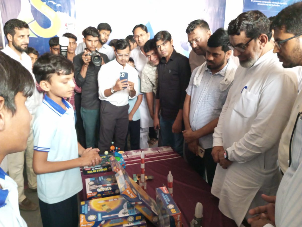 आज फालकन लिटरेचर फेस्टिवल के दौरान सामाजिक, शिक्षाविद और बुद्धिजीवी वर्ग के साथ चर्चा की।

सभी को शुभकामनाएँ!