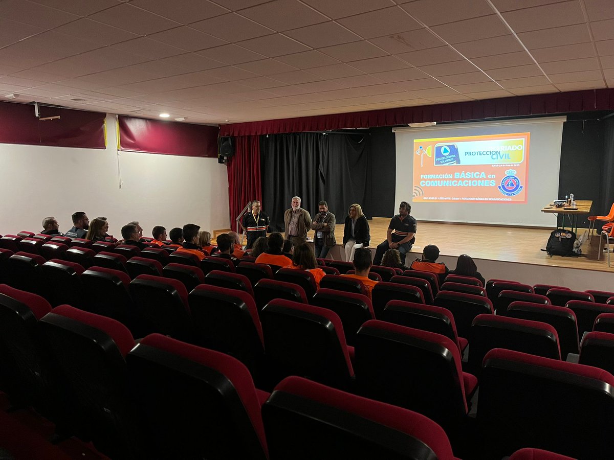 🔶🔷🔶 La formación📚 es fundamental en cualquier sistema de emergencias🚨  y nuestros voluntari@s 🦺🦺 🦺esta mañana  organizamos el curso Básico de Comunicaciones🎙🎧 📻. 
 En Guadalajara impartido por la escuela de seguridad de JCCM.