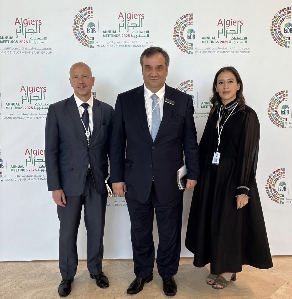 Matt Reed (@mattreedakdn) on Twitter photo Good meeting w/ Abdelkader Husrieh, Governor of Syria’s Central Bank at this week’s <a href="/isdb_group/">IsDB Group</a> annual meetings. Steep economic challenges & urgent need to restore liquidity & trust in the banking sector. <a href="/akdn/">Aga Khan Development Network</a> can play role & remains committed to Syrian people. Good meeting w/ Abdelkader Husrieh, Governor of Syria’s Central Bank at this week’s <a href="/isdb_group/">IsDB Group</a> annual meetings. Steep economic challenges & urgent need to restore liquidity & trust in the banking sector. <a href="/akdn/">Aga Khan Development Network</a> can play role & remains committed to Syrian people.