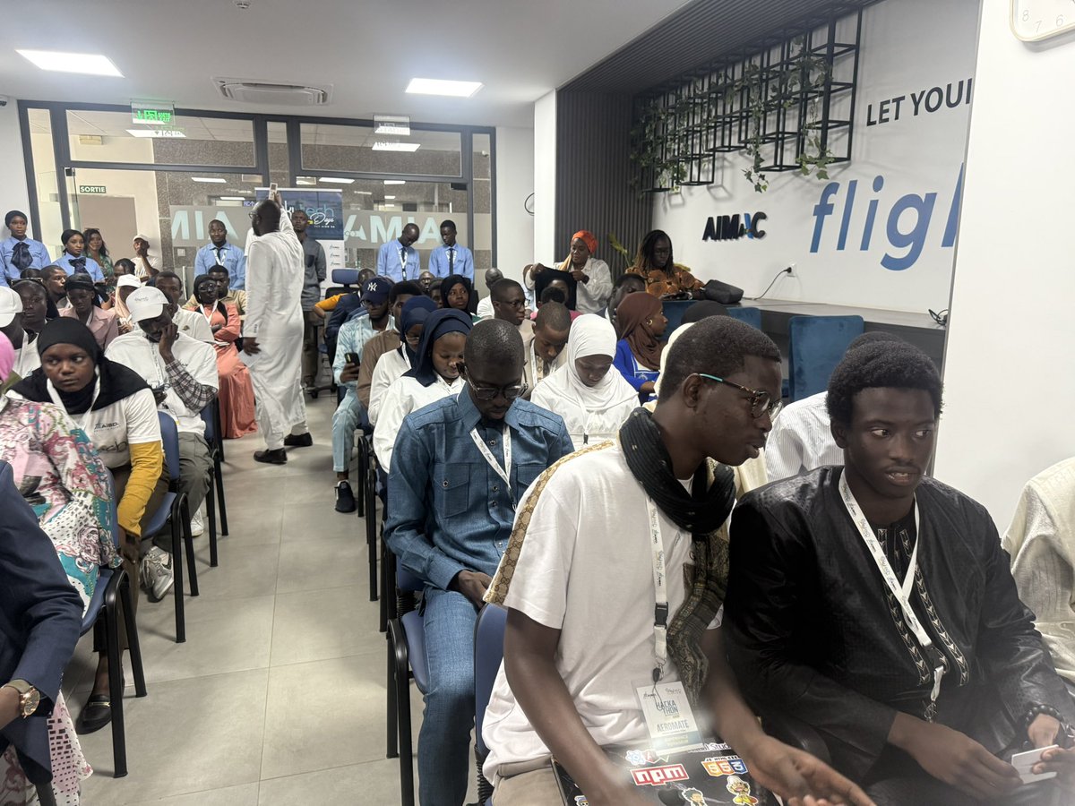 🚀 Top départ des pitchs !
Les participants du #SkyTechDays Hackathon montent sur scène pour présenter leurs idées innovantes 💡
Qui saura convaincre le jury et marquer l’écosystème tech ?

#SkyTechDays #HackathonAIBD #InnovationAéroportuaire #AIBDLeadership #SmartAirport