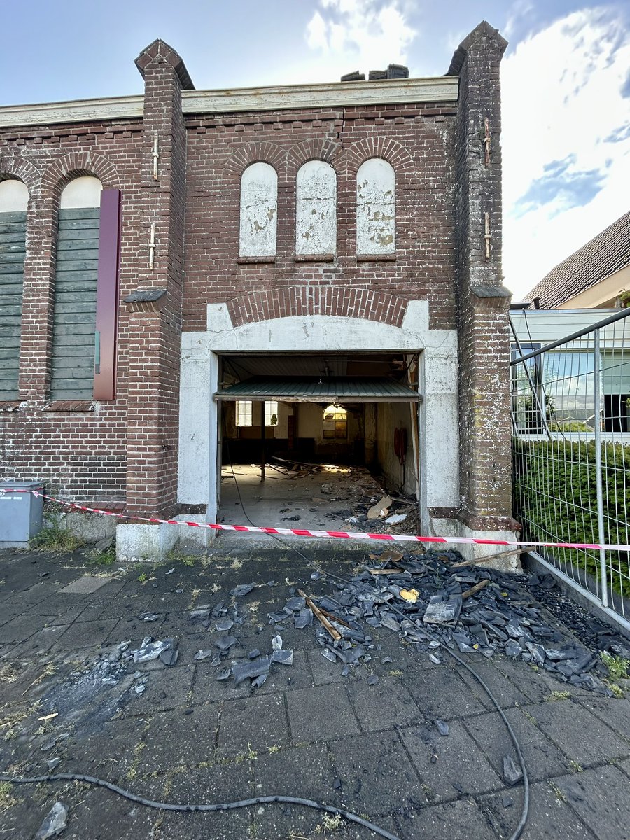PeterKranendonk's tweet photo. De sloop van het gezichtsbepalende oude kerkgebouw aan de Lagendijk is gestart #Ridderkerk https://t.co/bPzUqpX46Q