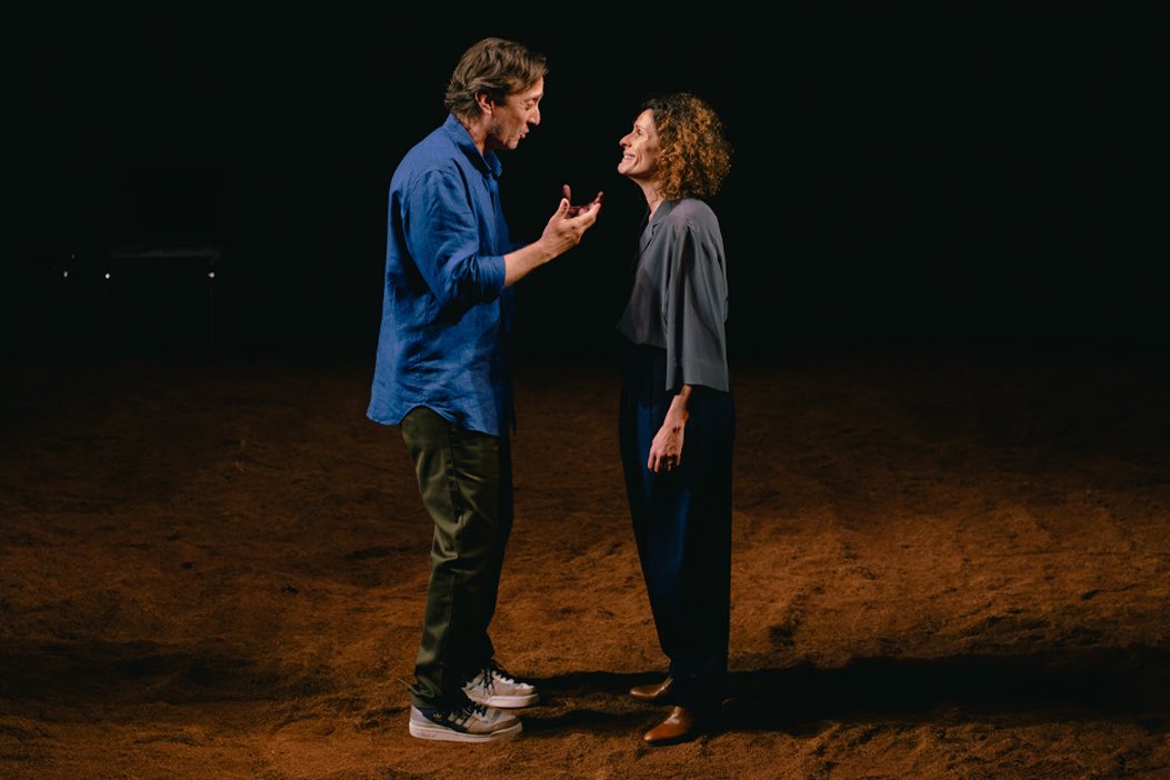 La complicitat entre la Marta Marco i el Joan Carreras a ‘Cor dels amants’ ♥️ de Tiago Rodrigues al <a href="/teatrelliure/">Teatre Lliure</a> és impressionant. Ho fan senzill, bonic. Si bé el text (i la temàtica) no m’impressiona tant, ells són la veritable joia de l’espectacle. Tenim temps?