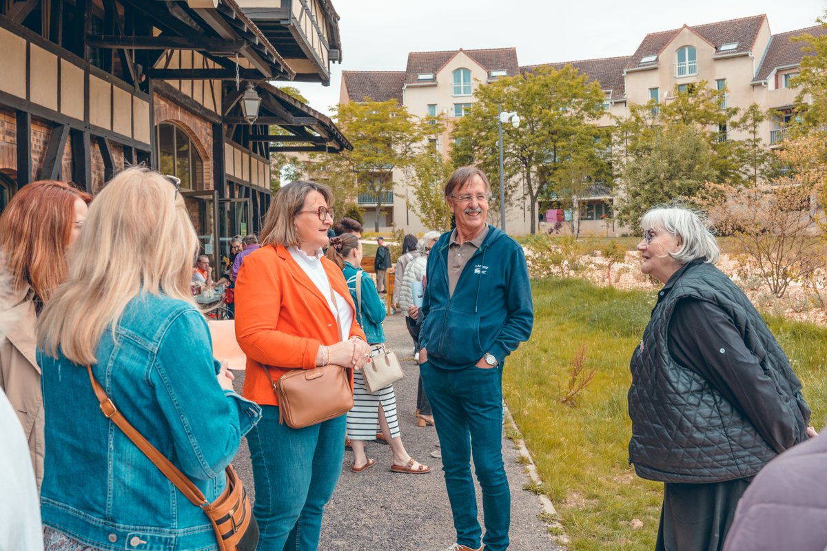 VilledeTroyes's tweet photo. 🌿 Retour sur la Journée Citoyenne 2025 aux Marots 

François Baroin, maire de Troyes était présent aux côtés de Flavienne Lemelle, adjointe au maire chargé notamment du quartier des Marots, et de Virginie Guillaumet, adjointe au maire chargée de la vie citoyenne. https://t.co/r0CUjlJdNu