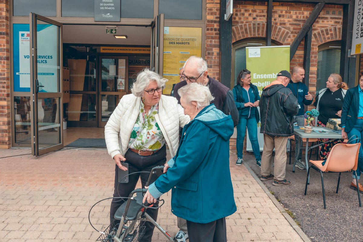 VilledeTroyes's tweet photo. 🌿 Retour sur la Journée Citoyenne 2025 aux Marots 

François Baroin, maire de Troyes était présent aux côtés de Flavienne Lemelle, adjointe au maire chargé notamment du quartier des Marots, et de Virginie Guillaumet, adjointe au maire chargée de la vie citoyenne. https://t.co/r0CUjlJdNu