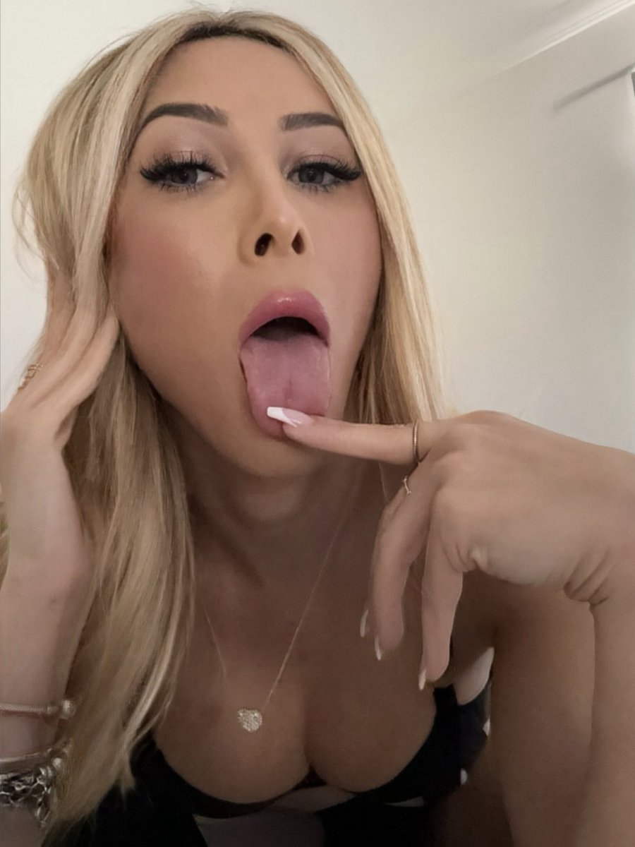 I need a man who will make me feel good in the morning with his wet and skillful tongue😋😋