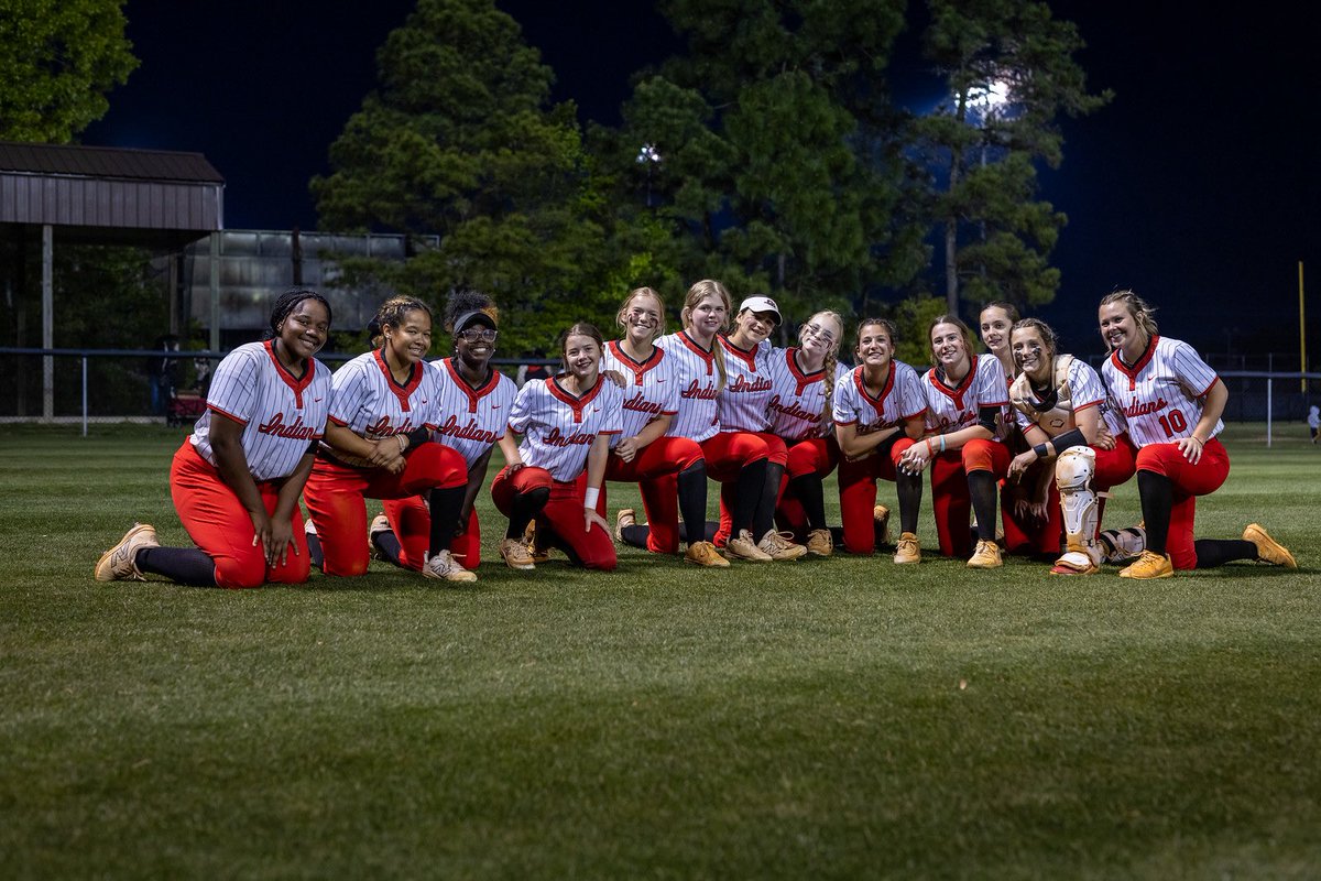 carleymelton26's tweet photo. What a great year to celebrate as a @GHSIndiansSB player! This team was 25-5, 215 team RBI, 3 players exceeding 30 RBI, 12 double plays, out tied opponents 237-68! So many great milestones and accomplishments to celebrate, still with room to be even better! Love this team! ❤️🤍🖤 https://t.co/BO0pkxHMqp