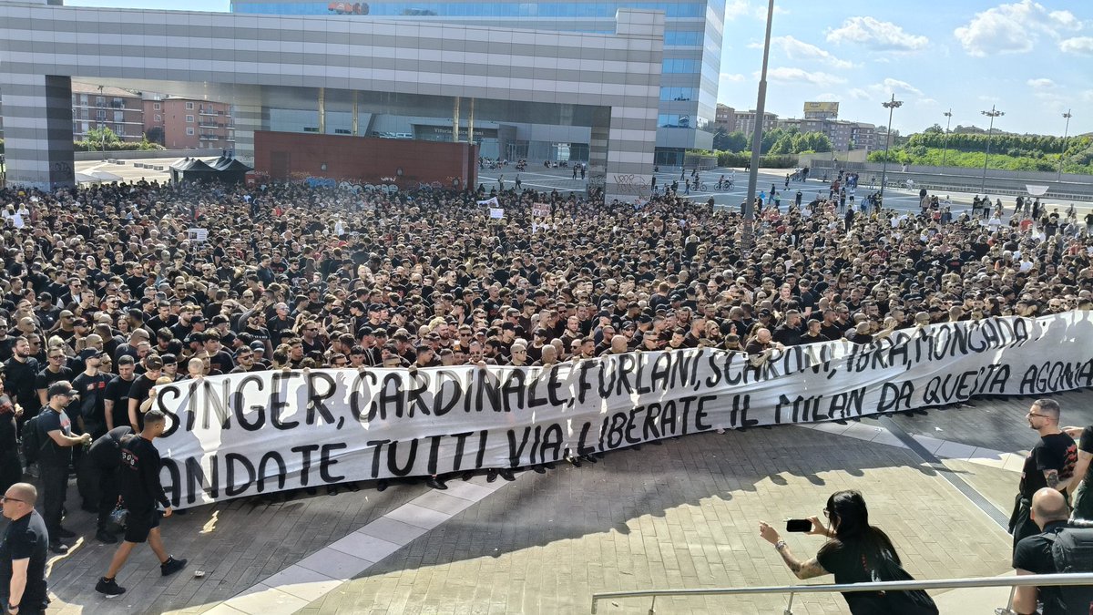 بالاخره کامنت‌ها و‌ هشتگ‌ها به تجمع تبدیل شد. تجمعی با همه‌ی شعارهایی که باید.

از امروز تا روزی که باشگاه را بفروشند هر هفته باید همین بساط باشه، اگر میلانی‌ها باشگاه‌شون رو زنده می‌خواهند.

#RedbirdOut
 #CardinaleOut