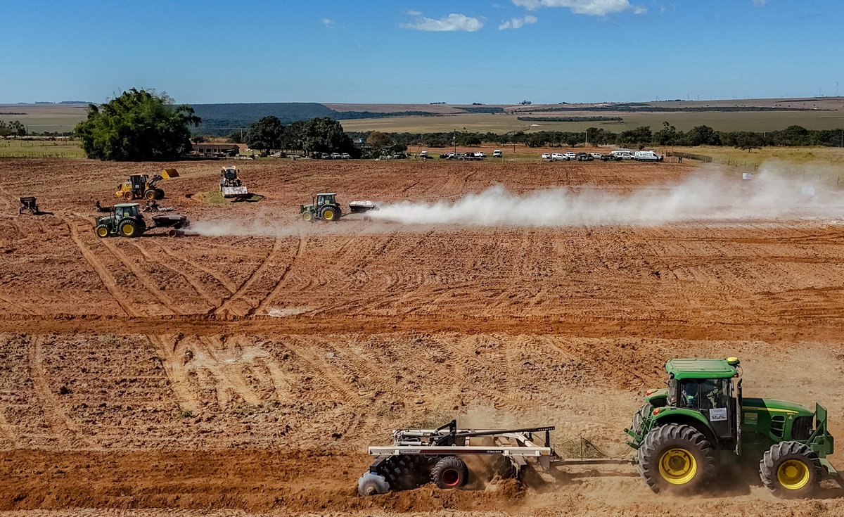 Estou aqui neste sábado no lançamento do Programa Solo Vivo, em Campo Verde, MT. Visitei um assentamento e pude ver como vai ser implementado o programa. Conversei com trabalhadores, donos da propriedade, assentados, técnicos do IF e do Ministério da Agricultura. Estou muito