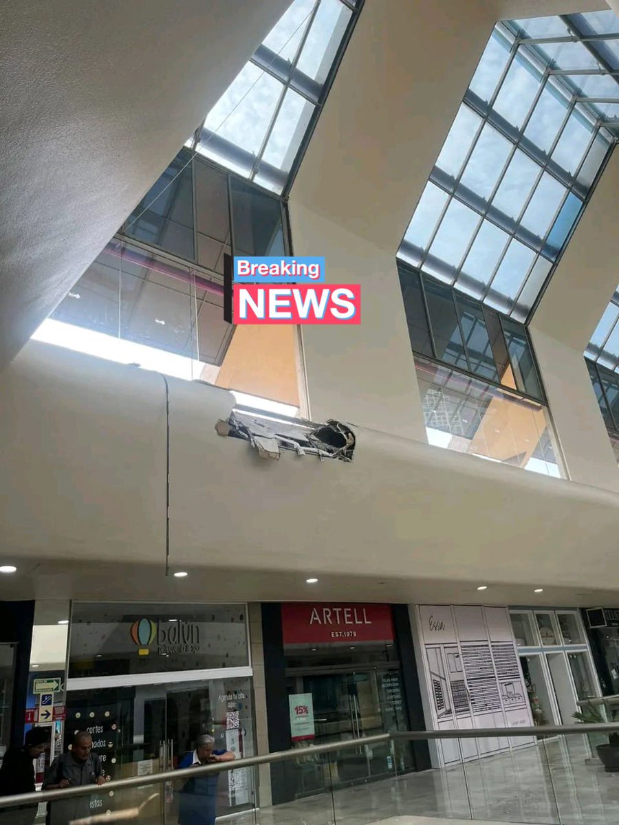 Halcon (@halcononce) on Twitter photo #AlMomento.
Un vehículo conducido por una mujer cae al interior de la plaza comercial “Lilas” tras caer del área de estacionamiento, 3 niveles hacia abajo.
Esto sobre paseo las Lilas y la carretera #MexicoToluca en la colonia lomas de Bezares en <a href="/AlcaldiaMHmx/">Alcaldía Miguel Hidalgo</a>.
Servicios de #AlMomento.
Un vehículo conducido por una mujer cae al interior de la plaza comercial “Lilas” tras caer del área de estacionamiento, 3 niveles hacia abajo.
Esto sobre paseo las Lilas y la carretera #MexicoToluca en la colonia lomas de Bezares en <a href="/AlcaldiaMHmx/">Alcaldía Miguel Hidalgo</a>.
Servicios de