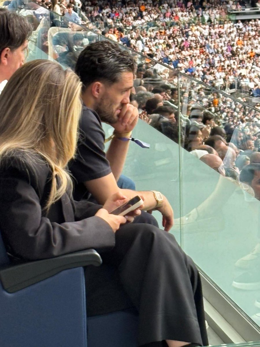 YihiRM's tweet photo. Kovacic en el Bernabéu para ver a Modric https://t.co/5JNhqLJKud