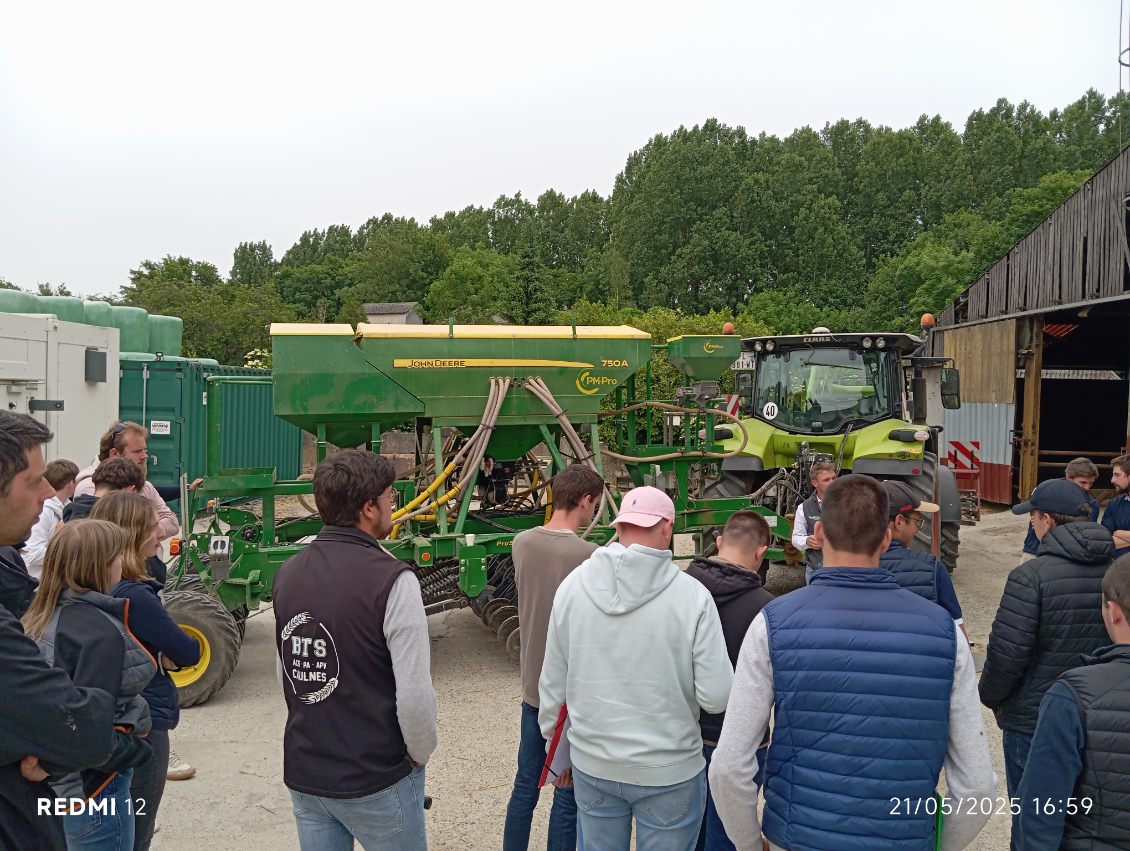 CfppaLeParaclet's tweet image. Mercredi après-midi : présentation technique sur l&apos;exploitation du Paraclet organisée par @novalis_terra . ➡️choisir un #semoir en semis direct selon les critères parcellaires🧐
- Semoir à dents en semis direct
- Strip-till
- Semoir monograine 
- Semoir à disques en semis direct