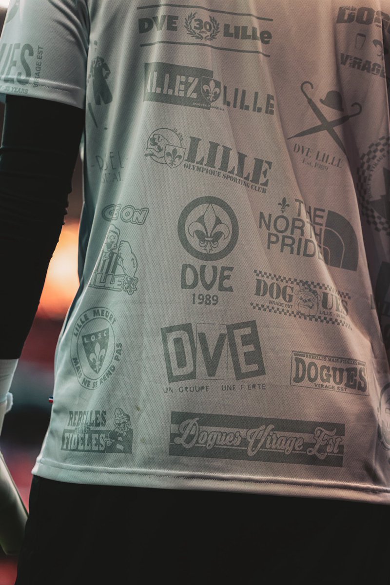 Le maillot d’échauffement unique porté par nos joueurs lors du match contre Reims est enfin disponible!
Né d’une collaboration exceptionnelle entre le groupe et le losc, ce n’est pas qu’un maillot, c’est une pièce d’histoire.
Ce qui rend ce maillot incontournable: