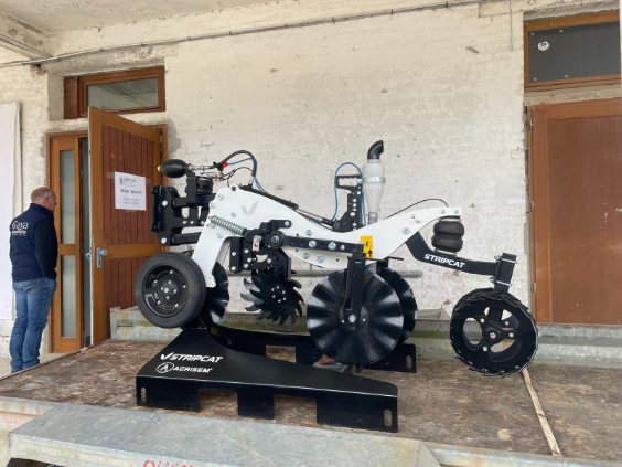 CfppaLeParaclet's tweet image. Mercredi après-midi : présentation technique sur l&apos;exploitation du Paraclet organisée par @novalis_terra . ➡️choisir un #semoir en semis direct selon les critères parcellaires🧐
- Semoir à dents en semis direct
- Strip-till
- Semoir monograine 
- Semoir à disques en semis direct