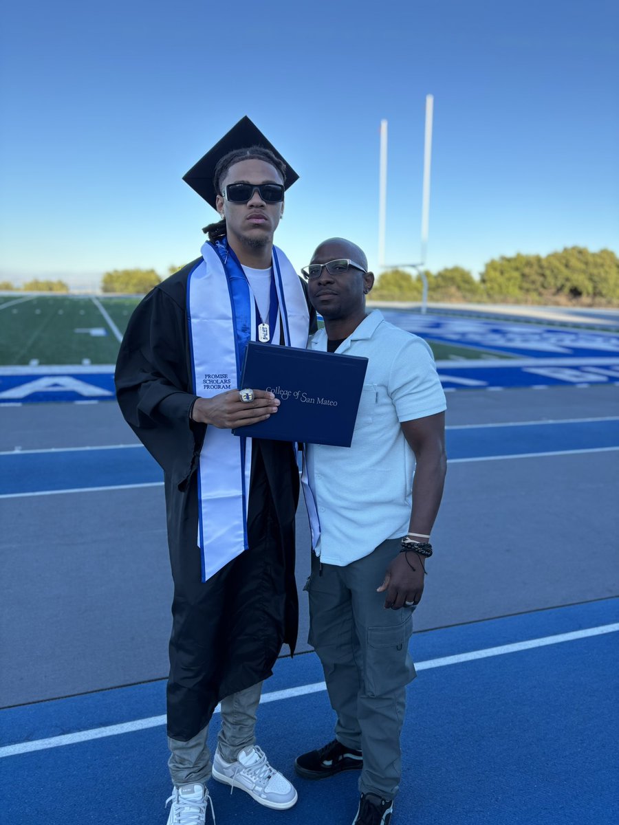 kenyon_shabazz's tweet photo. Graduated and received my AA degree in social science earning Magna Cum Laude!! Blessed, BACK TO WORK 🏆 https://t.co/FHo9jpKnEM