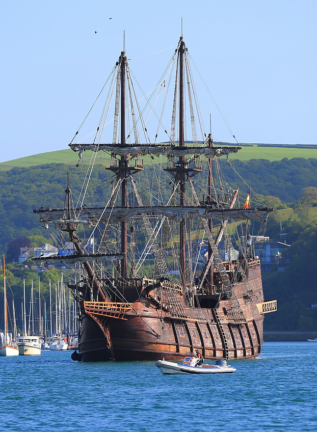 ‘Pirate ship’ visits Cork City thecork.ie/2025/05/24/pir…