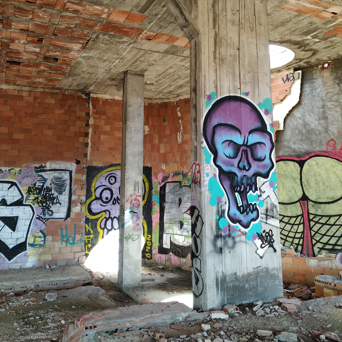 Més de l'obra abandonada de Gormaget (Alcoi). Ara està en runes i en algun moment havia sigut espai preferit dels grafiters. Foto feta l'any 2021, actualment està tancat a causa de la perillositat de l'espai.