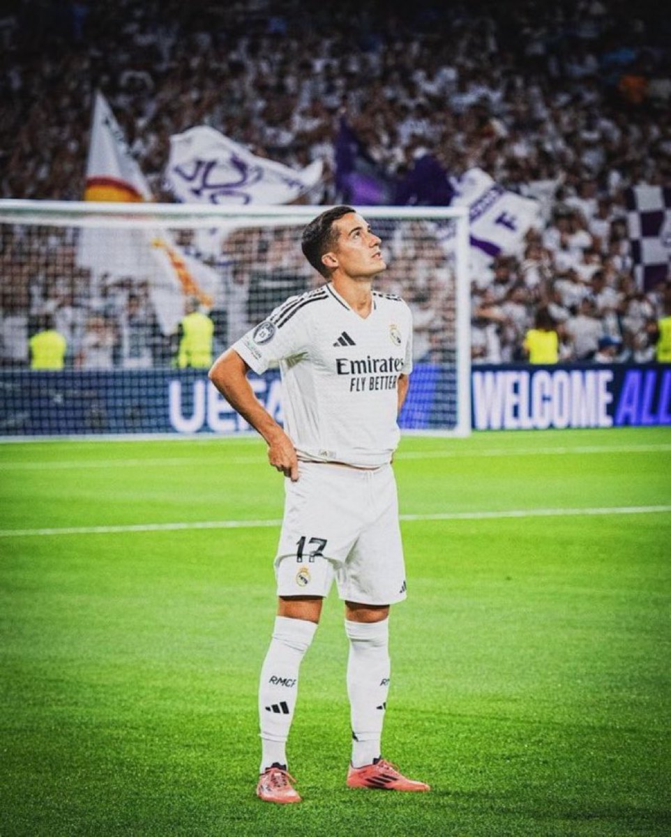 Lucas Vazquez walks around the pitch saying goodbye to Bernabéu and Real Madrid.