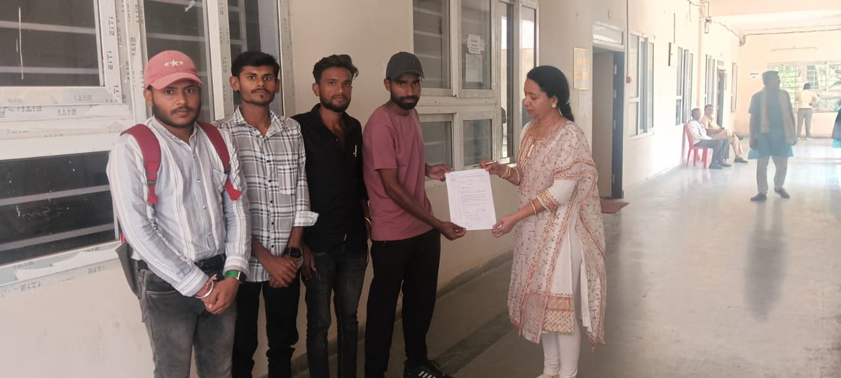 सामाजिक बदलाव के, सैकड़ों अभियान चलाता था।
गरीबी और बेरोजगारी से, लड़ना सिखाता था।
सभी के नैतिक दायित्वों का, बोध कराता था।
नव भारत की क्रांति जला दूं,
हर चेहरा खुशियों से महका दूं ,ऐसा सुरभित इत्र था।
जी हां साहब, मैं जनसेवा मित्र था।। #जनसेवा_मित्रों_को_बहाल_करो
