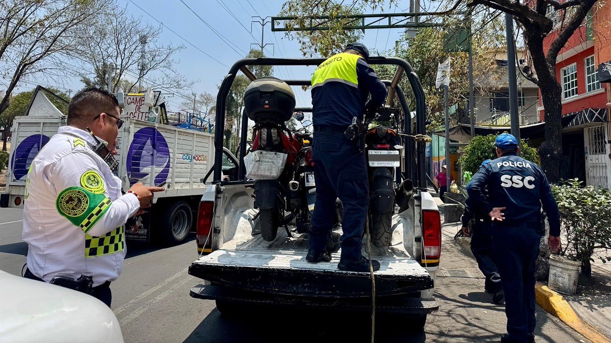 En #Coyoacán trabajamos 24/7 para garantizar la seguridad y el libre tránsito en la vía pública; hoy, junto con la Subsecretaría de Control de Tránsito de la <a href="/SSC_CDMX/">SSC CDMX</a>, implementamos un dispositivo de recuperación de espacios en la colonia Pedregal de Santa Úrsula.