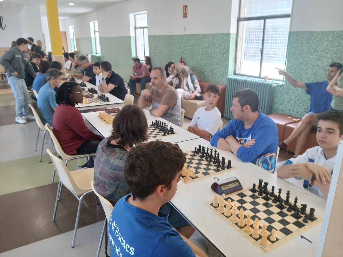 Club Escacs Gerunda (@escacsgerunda) on Twitter photo El Torneig FEDAC està sent un èxit!
Vuitanta jugadors en una escola que, entre d'altres virtuts, aposta pels #Escacs formatius com instrument pedagògic.
<a href="/FEDACSantNarcis/">FEDAC Sant Narcís</a> <a href="/ramonperez23/">Ramon Pérez</a> <a href="/marccamacho_twt/">Marc Camacho</a> #Girona <a href="/Girona_Cat/">Ajuntament de Girona</a> El Torneig FEDAC està sent un èxit!
Vuitanta jugadors en una escola que, entre d'altres virtuts, aposta pels #Escacs formatius com instrument pedagògic.
<a href="/FEDACSantNarcis/">FEDAC Sant Narcís</a> <a href="/ramonperez23/">Ramon Pérez</a> <a href="/marccamacho_twt/">Marc Camacho</a> #Girona <a href="/Girona_Cat/">Ajuntament de Girona</a>