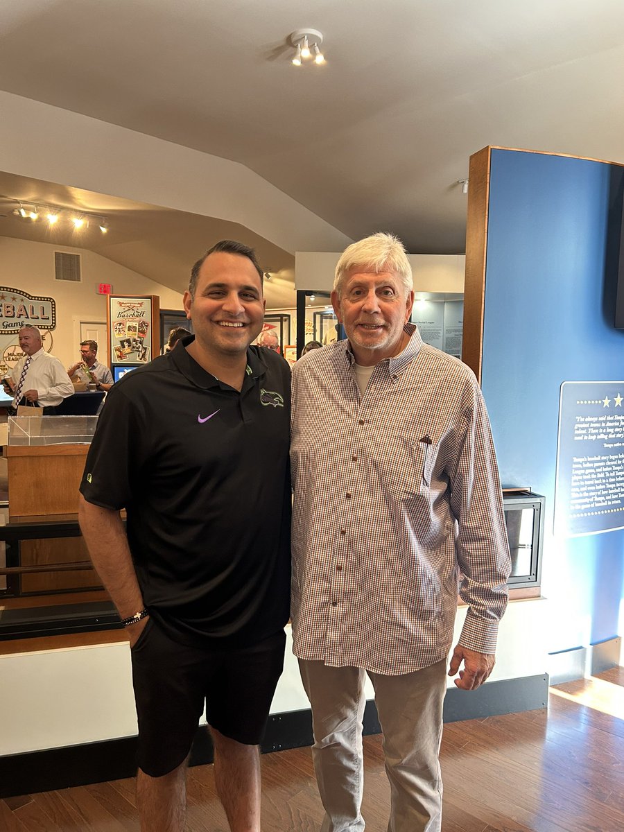 GBoorojian's tweet image. Episode 61: @GBoorojian and Larry
Rothschild

"Larry, welcome to the @Yankees, it's great to have you here." — When @derekjeter shook Larry's hand after Larry joined the Yankees in 2011.

m.youtube.com/watch?v=q-8HWM…

podcasts.apple.com/us/podcast/wav…

#DerekJeter #Yankees #RelationshipBuilding