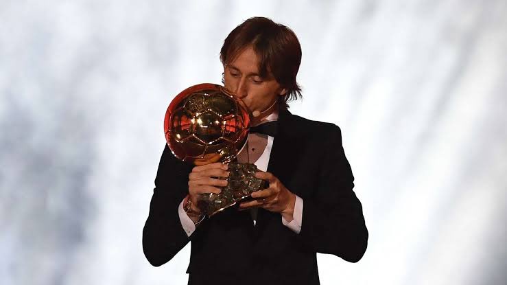 DrMadridista's tweet photo. البرنابيو يودع الاسطورة لوكا مودريتش ❤️❤️

بطل اوروبا ٢٠١٤،٢٠١٦،٢٠١٧،٢٠١٧،٢٠٢٢،٢٠٢٤.
صاحب الكرة الذهبية ٢٠١٨
جائزة افضل لاعب في العالم The Best ٢٠١٨
افضل لاعب في اوروبا ٢٠١٨
وصيف كأس العالم ٢٠١٨
افضل لاعب وسط في تاريخ ريال مدريد.

شكراً يا اسطورة 🙏🏼❤️ https://t.co/TqYtlszEpE