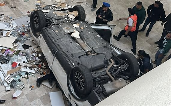 Accidente grave en Plaza Lilas:
Mujer de 60 años cae con vehículo de lujo AL INTERIOR DE LA PLAZA y sufre traumatismo craneoencefálico.
Plaza Lilas sin valla de contención que impidiera que el auto volara hacia el interior.
Lo que dividía el estacionamiento de la Plaza