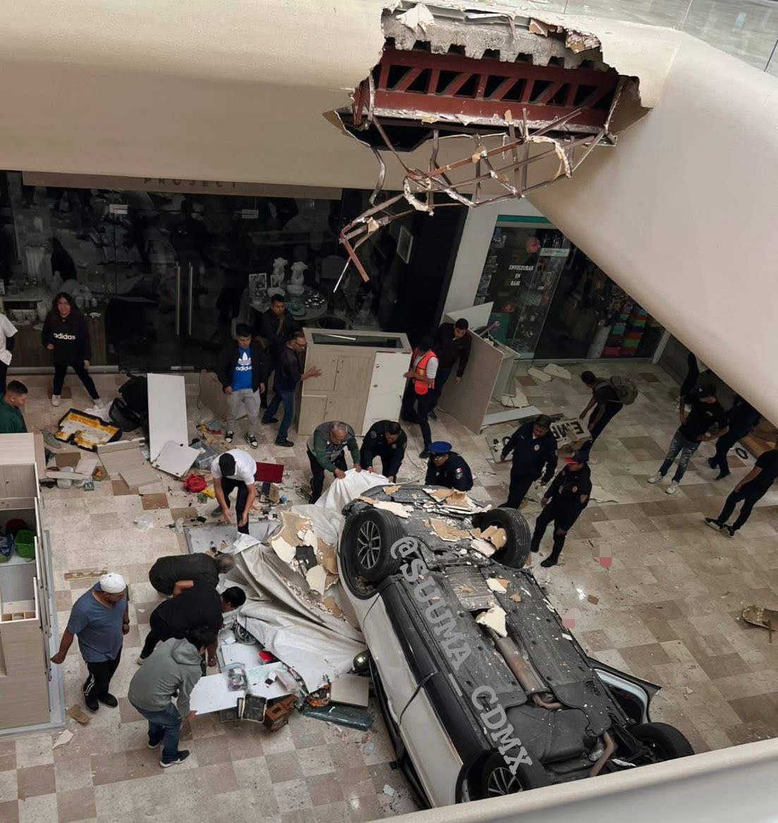 PRECAUCIÓN: Vehículo cae dos niveles al interior de Plaza Lilas en Bosque de Las Lomas, servicios de emergencia laborando. 🚑🚨