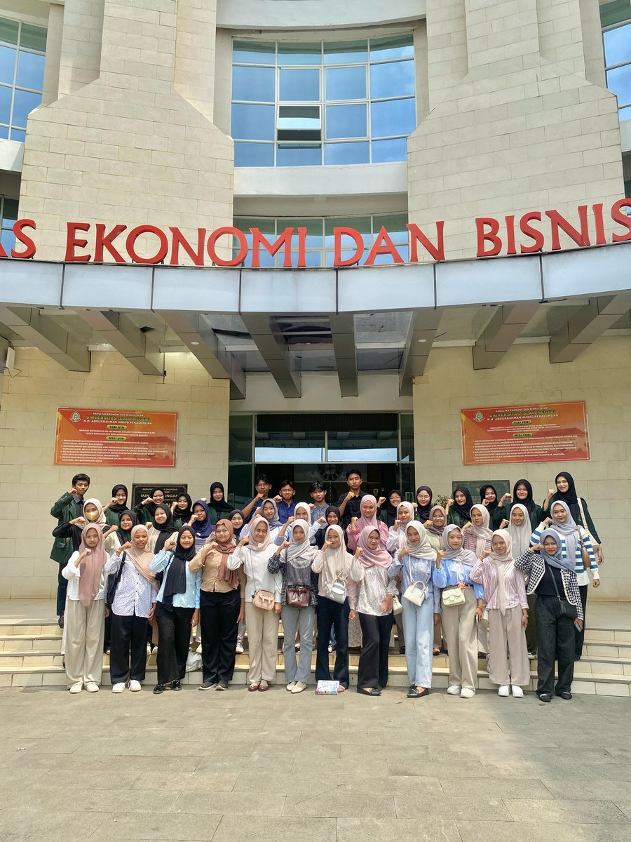 HMPS Perbankan Syariah melalui Departemen Sumber Daya Insani mengadakan meet up dengan calon mahasiswa baru prodi perbankan syariah tahun 2025, membangun komitmen merajut kebersamaan, Sabtu (26/04/25).